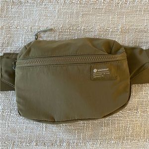 Lululemon Clean Lines Belt Bag 2L Artifact